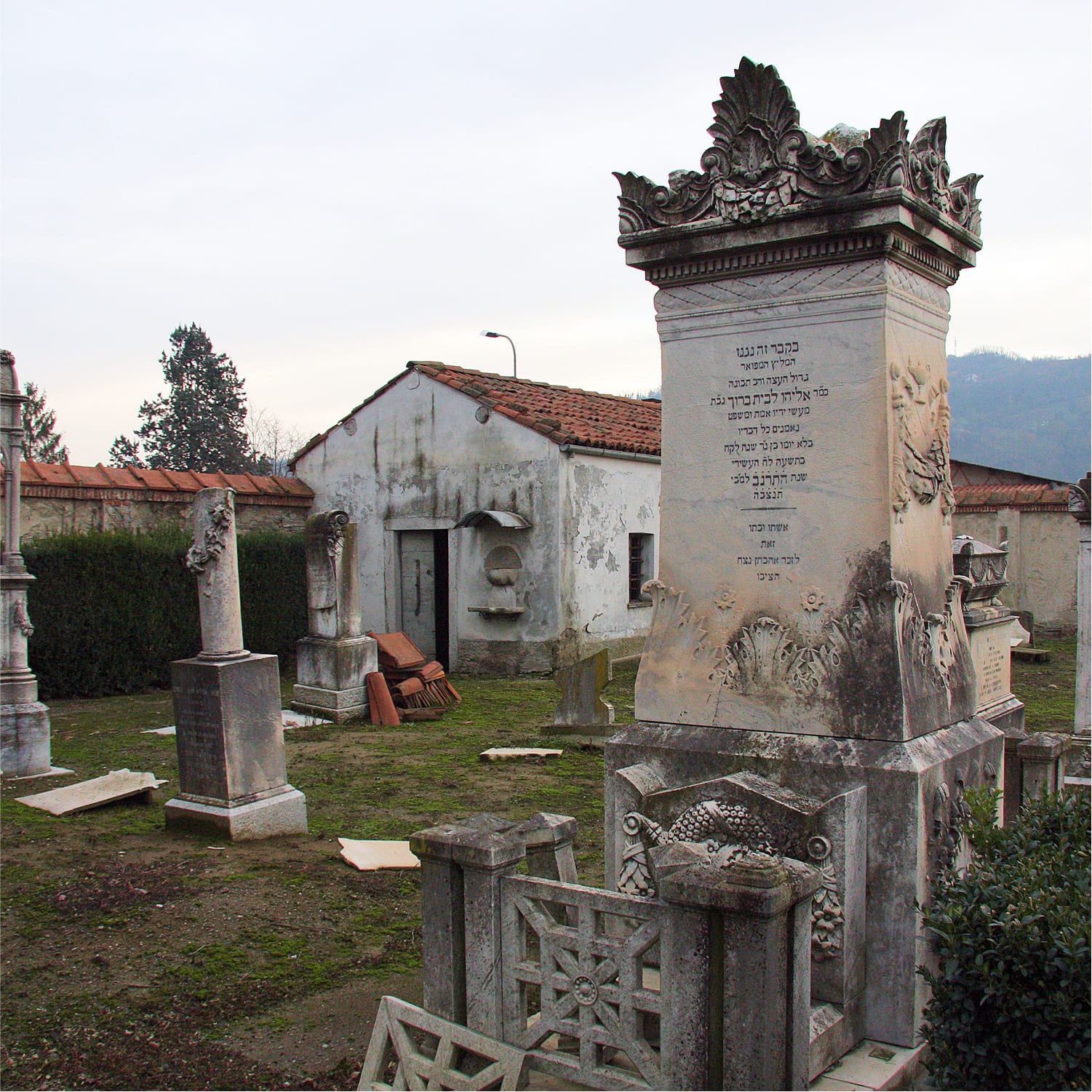 Acquiterme.cimitero-01 Dettaglio dell'interno del cimitero di Acquiterme