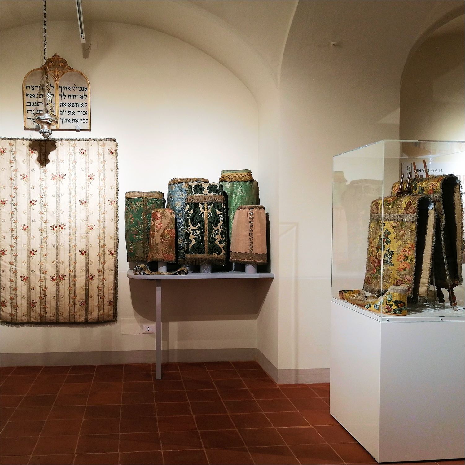 Asti-mostra-01 Dettaglio della mostra all'interno della sinagoga di Asti