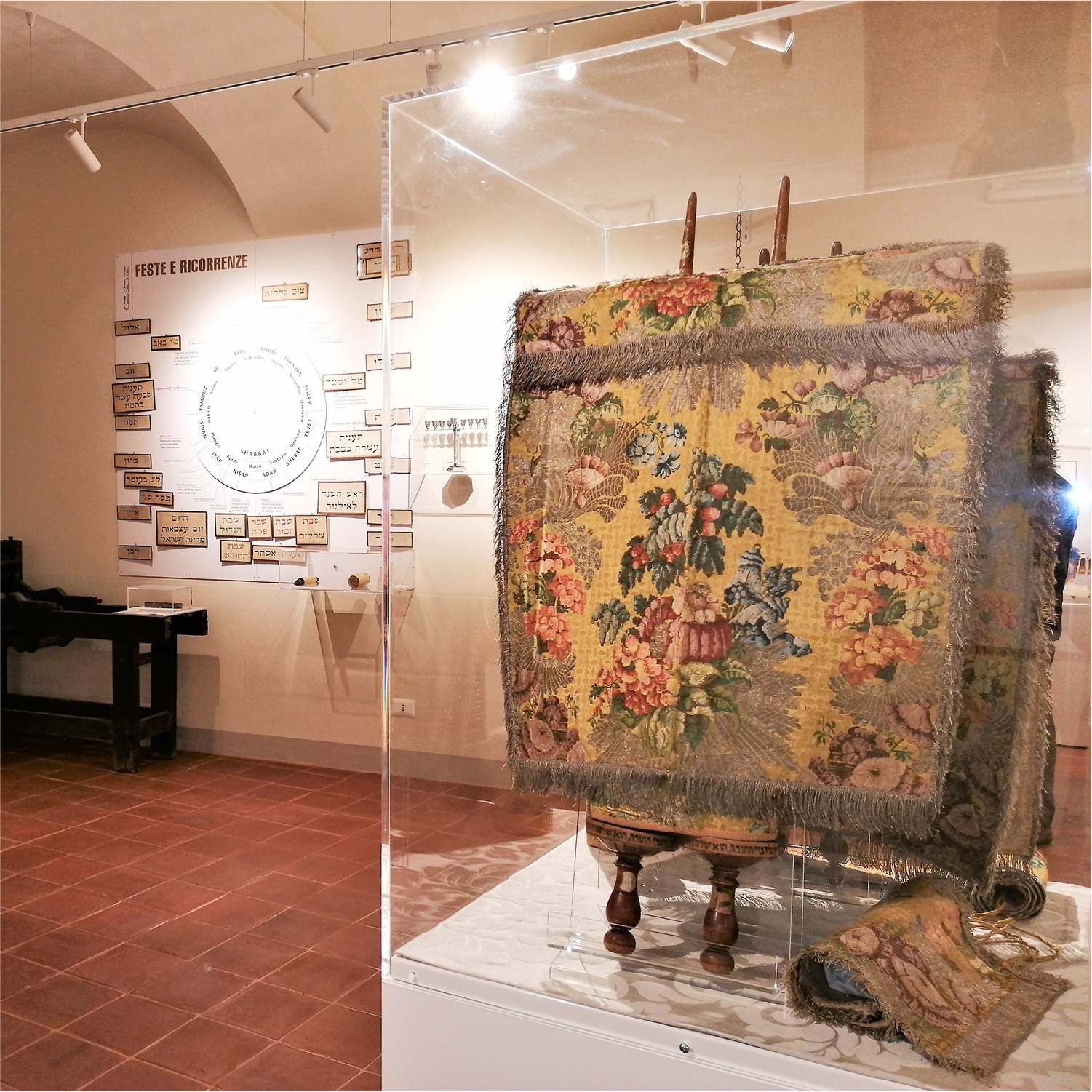 Asti-mostra03 Dettaglio della mostra all'interno della sinagoga di Asti