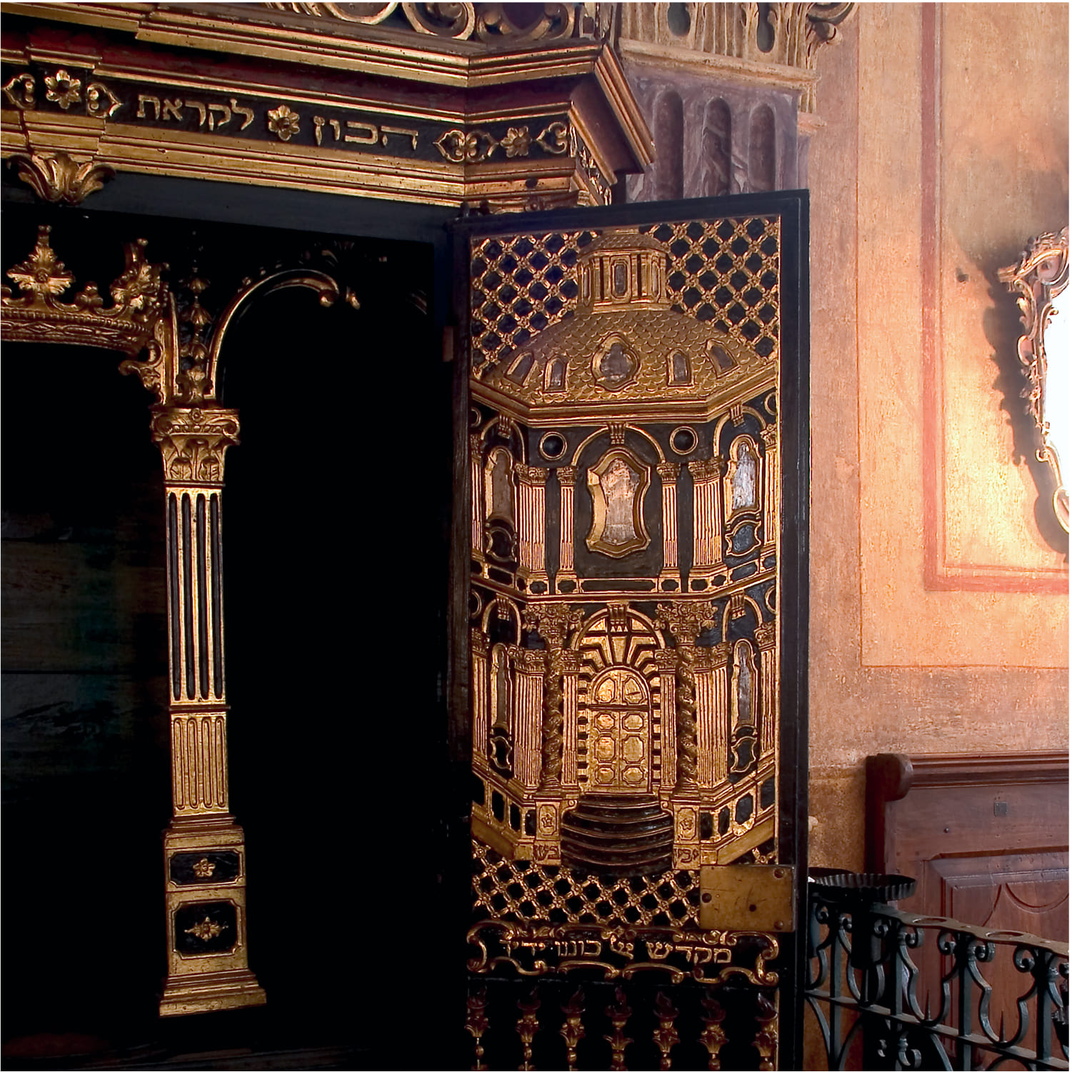 Carmagnola-sinagoga-03 Dettaglio dell'interno della sinagoga di Carmagnola