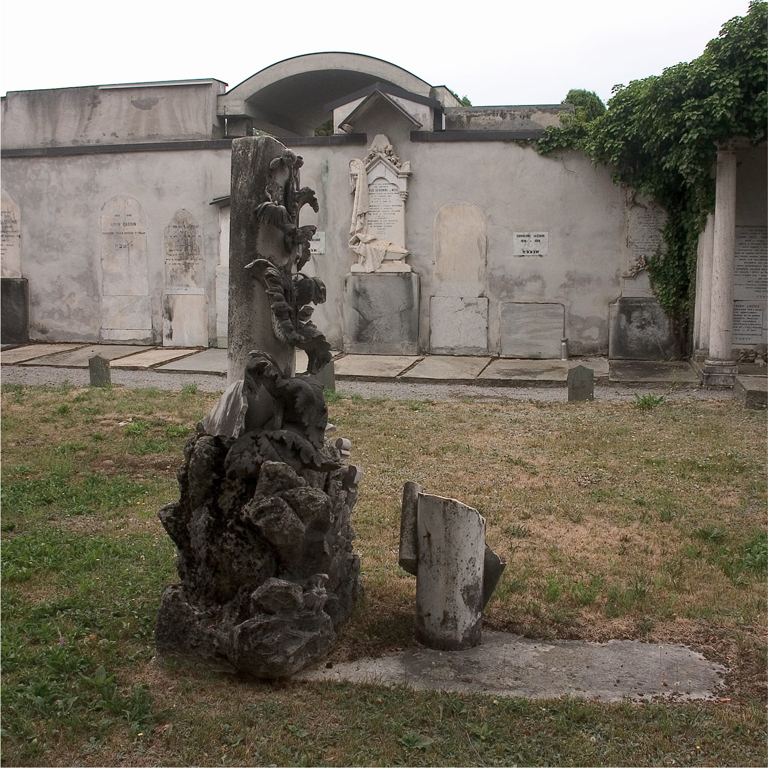 Cuneo-cimitero-03 Dettaglio dell'interno del cimitero di Cuneo