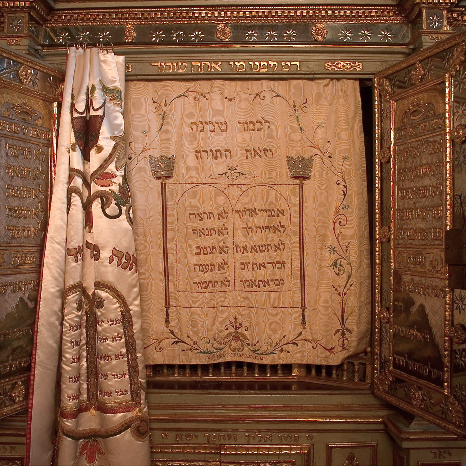 Cuneo-sinagoga-01 Dettaglio dell'interno della sinagoga di Cuneo