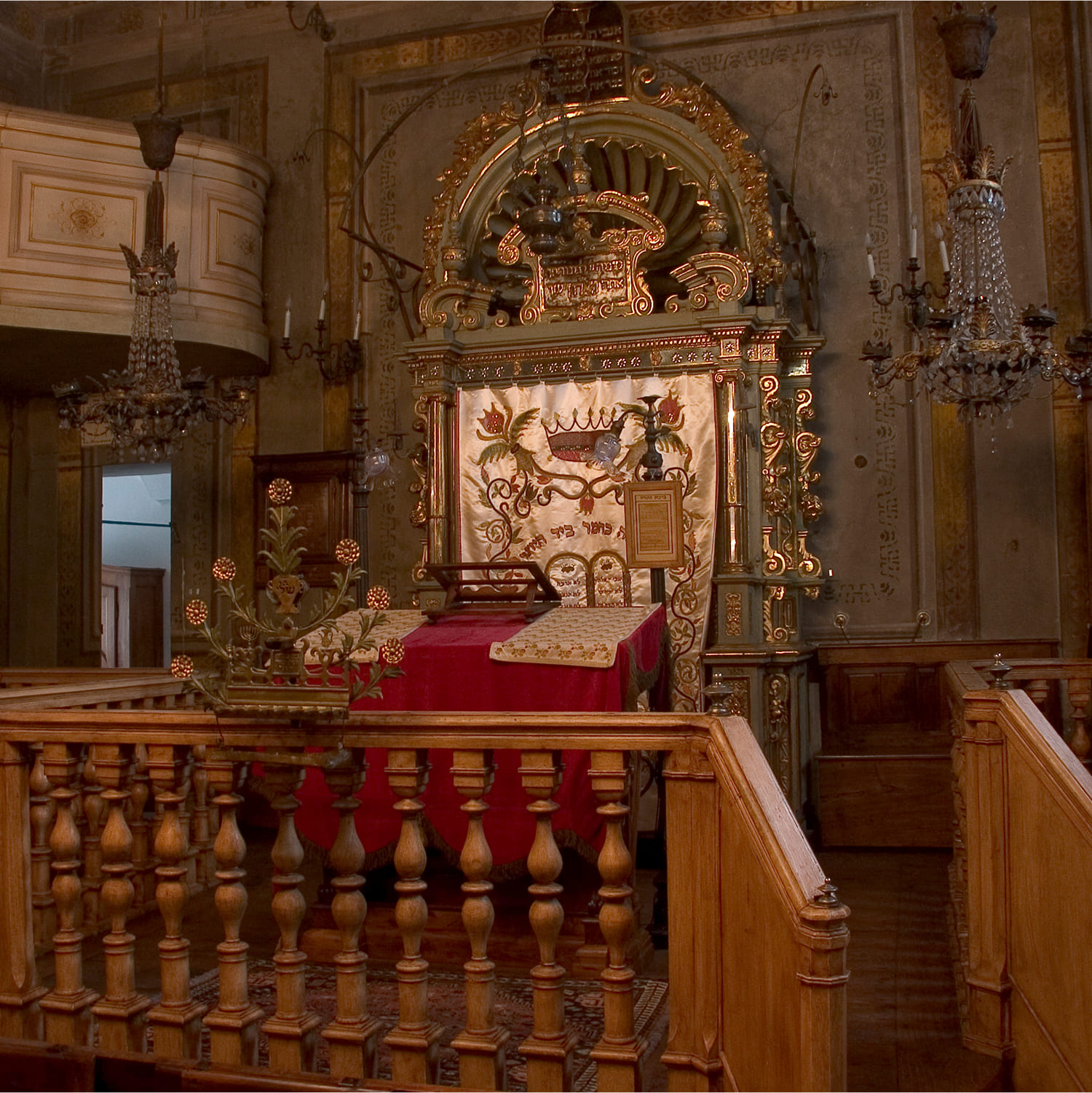 Cuneo-sinagoga-03 Dettaglio del bimah, area centrale per la preghiera. presente nella sinagoga di Cuneo