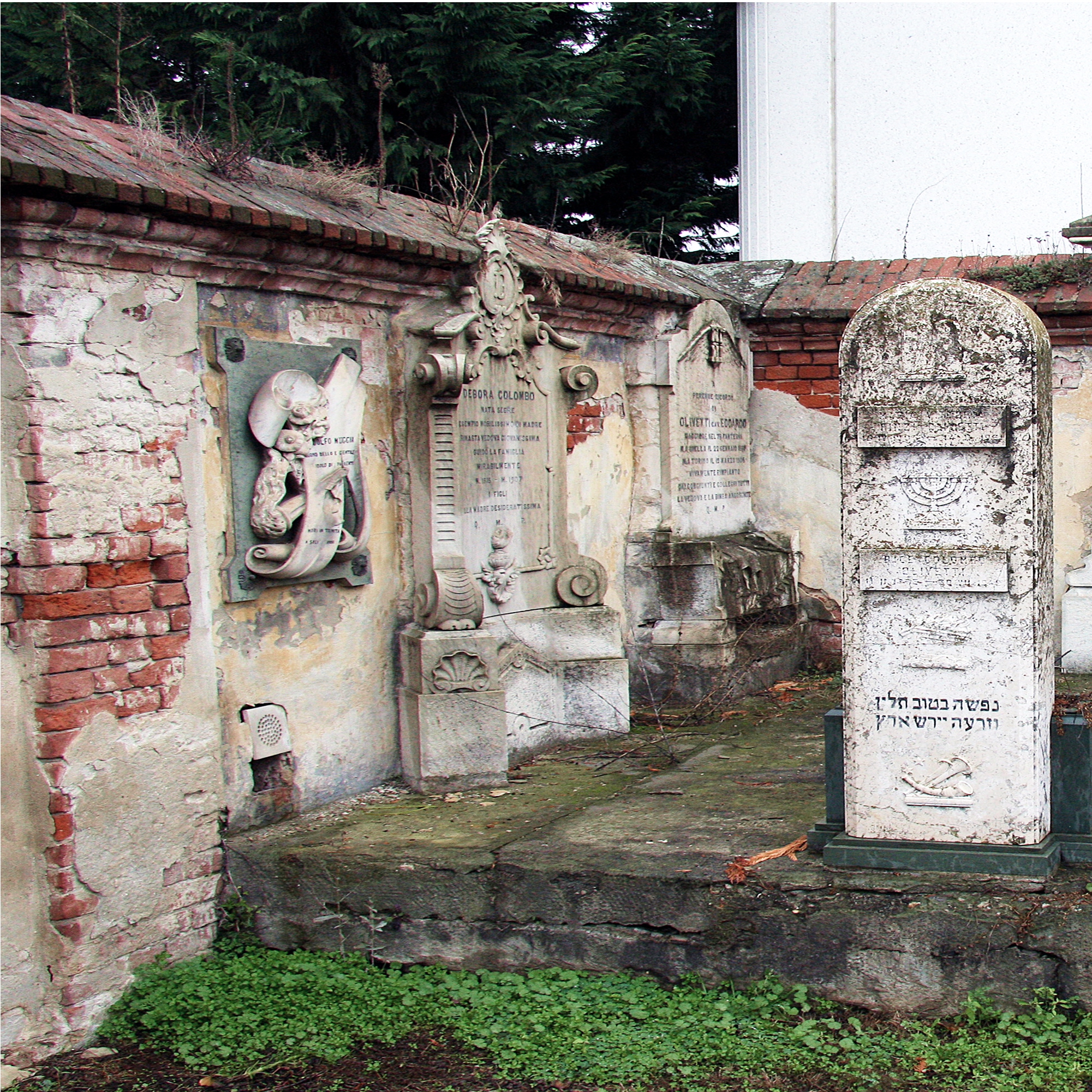 Fossano-sito Veduta delle lapidi nel cimitero di fossano