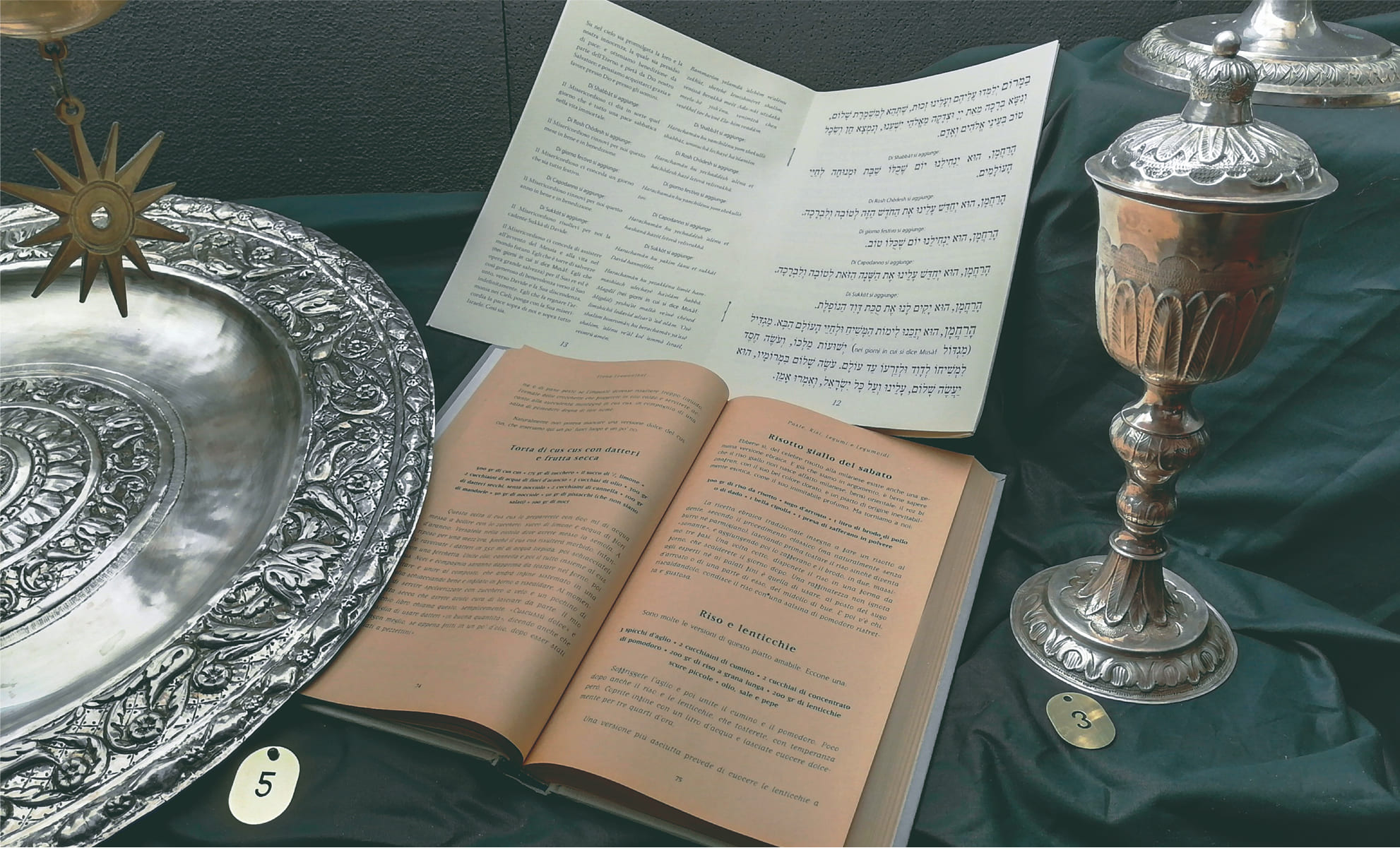 Dettagli di opere nella mostra presente all'interno della sinagoga di Torino