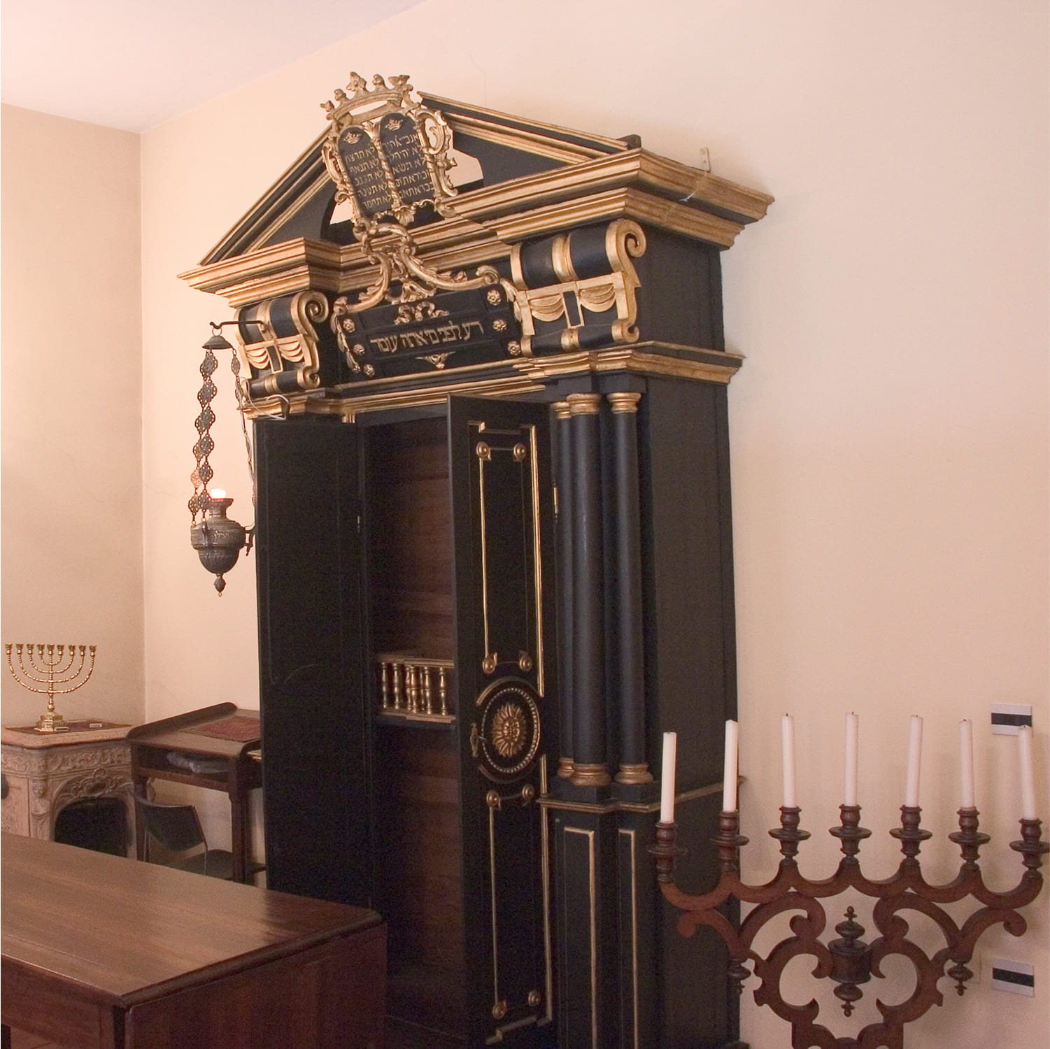 Ivrea-sinagoga-02 Aron ha-Kodesh della Sinagoga di Ivrea, armadio sacro che custodisce i rotoli della Torah