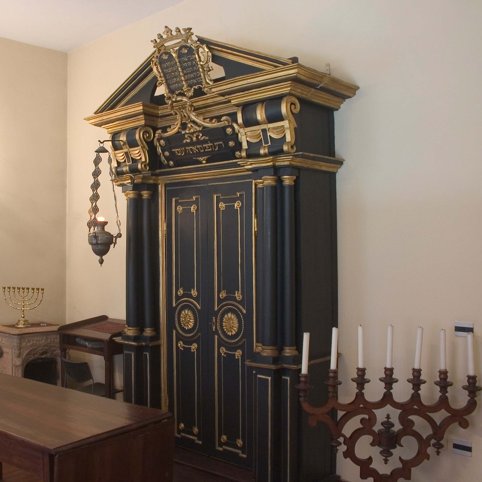 Ivrea-sinagoga-interno Aron ha-Kodesh della Sinagoga di Ivrea, armadio sacro che custodisce i rotoli della Torah