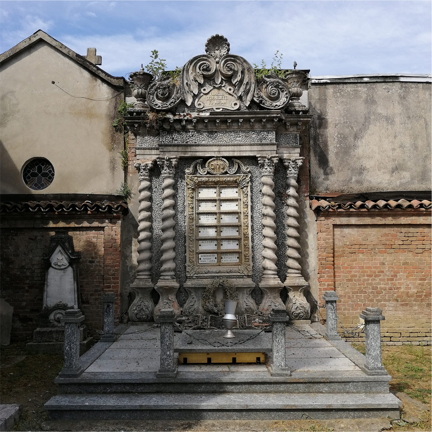 Nizza-monferrato-cimitero-02 Dettaglio dell'interno del cimitero di Nizza Monferrato